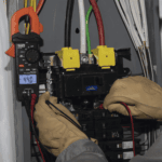 Amperímetro Digital de Gancho de Rango Automático de 400 A CA. CL120-AD-5-l-1