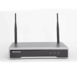 NVR 4 Megapixel / 8 canales IP / 1 Bahía de Disco Duro / 2 Antenas Wi-Fi / Salida de Vídeo Full HD DS7108NIK1_W_MC-FRENTE-l-1
