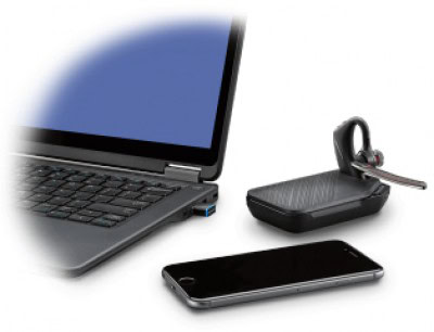 ACCPTS1810_4_full Poly Voyager 5200 UC, Bluetooth para moviles y computadoras, incluye estuche de carga y adaptador Bluetooth 7K2F3AA 5