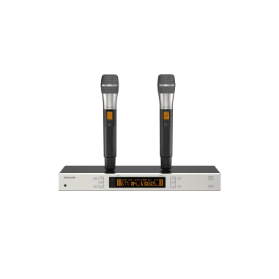 Sistema de Micrófono Inalámbrico UHF / 2 Canales / 2 Micrófonos de Mano / Frecuencia 821-942 MHz / Distancia 100 m / Salida Balanceada y No Balanceada / Sincronización Infrarroja / Recepción True Diversity